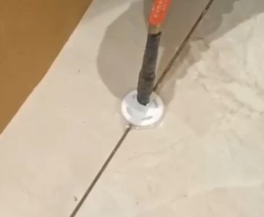 咸宁瓷砖空鼓维修公司专业解答瓷砖在铺贴过程中，如果没有涂抹均匀到位的粘结材料（如水泥砂浆或瓷砖胶），可能会导致以下问题